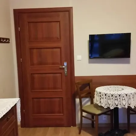 לינה וארוחת בוקר Pod Debem 3*